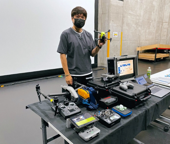 Kenji is teaching at the Drones seminar